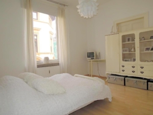 VERMIETET! Altbaucharme mitten im Leben von Alt-Sachsenhausen: Gemütliche 3 Zimmer- Altbauwohnung mit Wannenbad