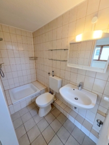 VERMIETET! Frisch RENOVIERT! Gemütliche 2-Zimmerwohnung mit Wohnküche inkl. EBK – ruhig in FFM-Eckenheim