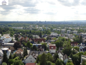 VERKAUFT! Panoramablick + bezugsfertig renoviert! 3 Zimmer mit großem Balkon ganz oben im 16. OG – in Frankfurt-Sachsenhausen