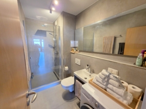 VERKAUFT! Panoramablick + bezugsfertig renoviert! 3 Zimmer mit großem Balkon ganz oben im 16. OG – in Frankfurt-Sachsenhausen