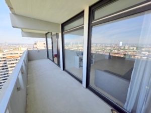 VERKAUFT! Panoramablick + bezugsfertig renoviert! 3 Zimmer mit großem Balkon ganz oben im 16. OG – in Frankfurt-Sachsenhausen