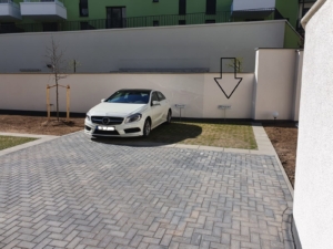 VERMIETET! KFZ-Stellplatz im Hof des Hauses Grusonstr. 7 im Frankfurter-Ostend zu vermieten