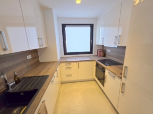 VERKAUFT! Panoramablick + bezugsfertig renoviert! 3 Zimmer mit großem Balkon ganz oben im 16. OG – in Frankfurt-Sachsenhausen