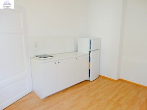 VERMIETET! Altbaucharme im Hinterhaus!  Gemütliches 1 Zimmer Apt. + kleine Wohnküche inkl. EBK – zentral im Ostend