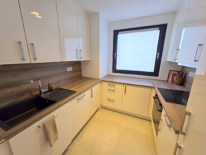 VERKAUFT! Panoramablick + bezugsfertig renoviert! 3 Zimmer mit großem Balkon ganz oben im 16. OG – in Frankfurt-Sachsenhausen
