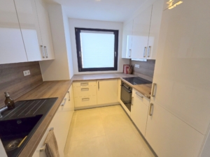 VERKAUFT! Panoramablick + bezugsfertig renoviert! 3 Zimmer mit großem Balkon ganz oben im 16. OG – in Frankfurt-Sachsenhausen