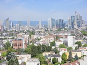 VERKAUFT! Panoramablick + bezugsfertig renoviert! 3 Zimmer mit großem Balkon ganz oben im 16. OG – in Frankfurt-Sachsenhausen