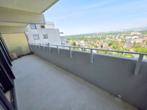 VERKAUFT! Panoramablick + bezugsfertig renoviert! 3 Zimmer mit großem Balkon ganz oben im 16. OG – in Frankfurt-Sachsenhausen