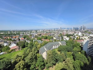 VERKAUFT! Panoramablick + bezugsfertig renoviert! 3 Zimmer mit großem Balkon ganz oben im 16. OG – in Frankfurt-Sachsenhausen