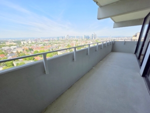VERKAUFT! Panoramablick + bezugsfertig renoviert! 3 Zimmer mit großem Balkon ganz oben im 16. OG – in Frankfurt-Sachsenhausen