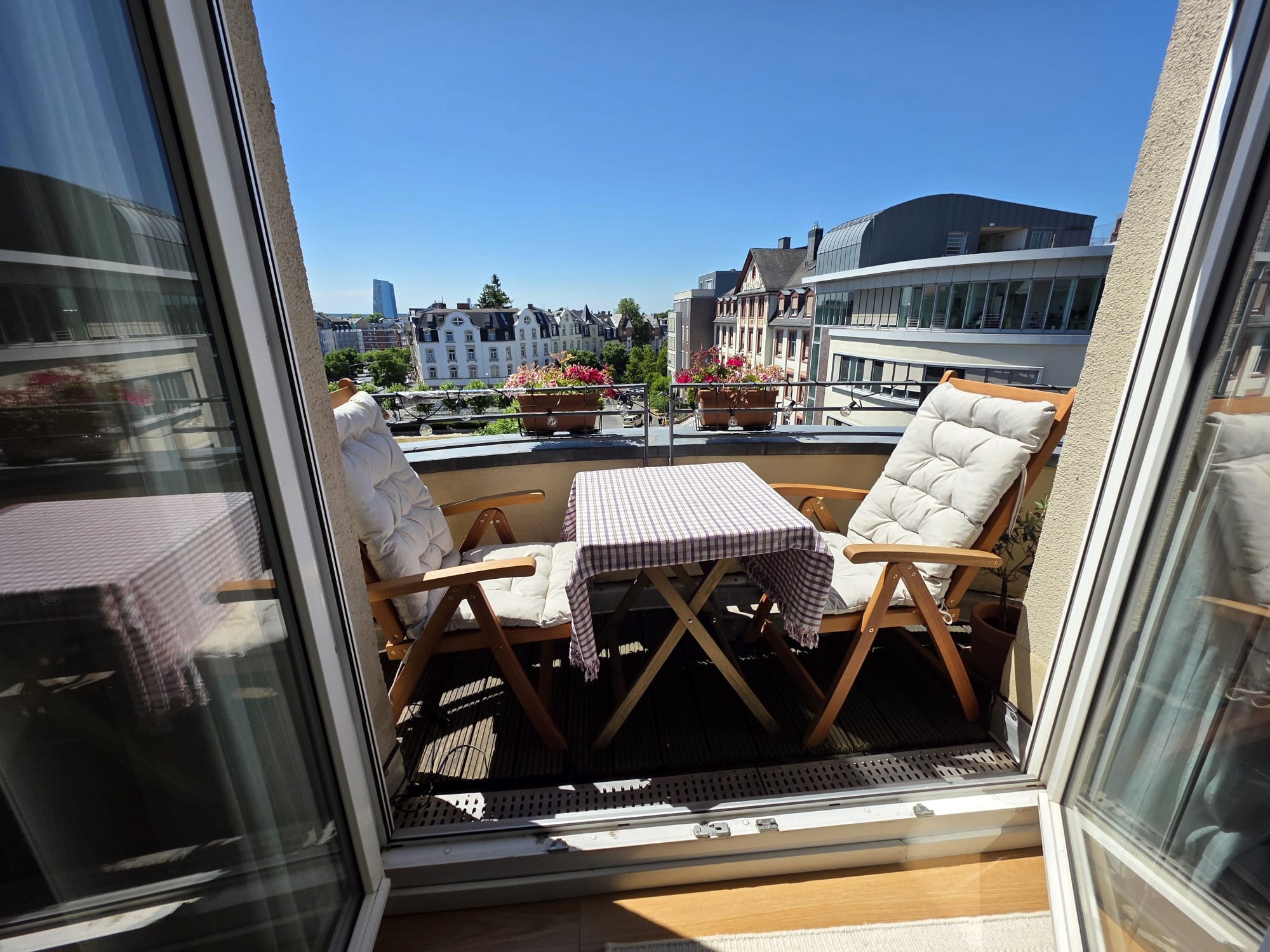 VERMIETET! Schick! Saniert! 1 Zimmer mit Balkon + Wohnküche – Top Lage Bornheim Nähe Berger Str.