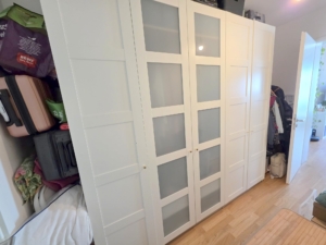 VERMIETET! Sonnige 2-Zimmer Wohnung mit 2 Balkonen, Parkett, Einbauküche + KFZ Platz mgl. – zentrale Ostend Lage