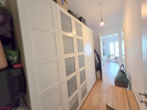 VERMIETET! Sonnige 2-Zimmer Wohnung mit 2 Balkonen, Parkett, Einbauküche + KFZ Platz mgl. – zentrale Ostend Lage