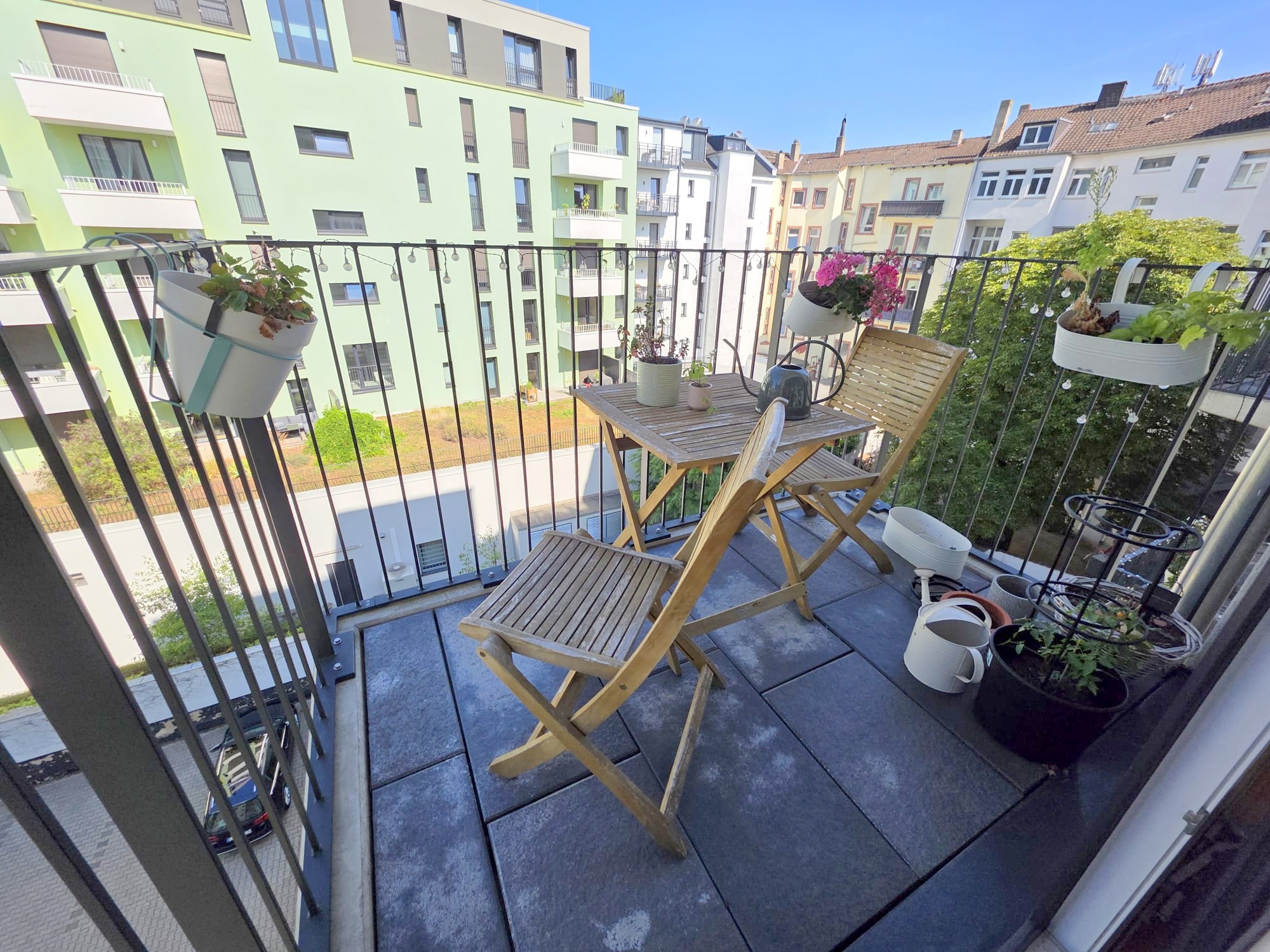 VERMIETET! Sonnige 2-Zimmer Wohnung mit 2 Balkonen, Parkett, Einbauküche + KFZ Platz mgl. – zentrale Ostend Lage
