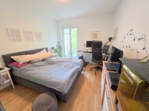 VERMIETET! Sonnige 2-Zimmer Wohnung mit 2 Balkonen, Parkett, Einbauküche + KFZ Platz mgl. – zentrale Ostend Lage