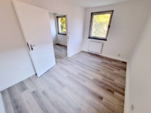 VERMIETET! Erstbezug nach komplett Renovierung! Kleine 3-Zimmerwohnung mit Wannenbad – zentral in Rödelheim