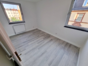 VERMIETET! Erstbezug nach komplett Renovierung! Kleine 3-Zimmerwohnung mit Wannenbad – zentral in Rödelheim