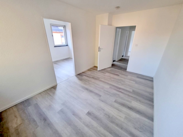 VERMIETET! Erstbezug nach komplett Renovierung! Kleine 3-Zimmerwohnung mit Wannenbad – zentral in Rödelheim