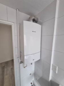 VERMIETET! Erstbezug nach komplett Renovierung! Kleine 3-Zimmerwohnung mit Wannenbad – zentral in Rödelheim