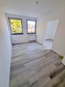 VERMIETET! Erstbezug nach komplett Renovierung! Kleine 3-Zimmerwohnung mit Wannenbad – zentral in Rödelheim