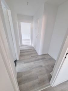 VERMIETET! Erstbezug nach komplett Renovierung! Kleine 3-Zimmerwohnung mit Wannenbad – zentral in Rödelheim
