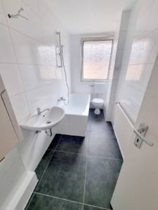 VERMIETET! Erstbezug nach komplett Renovierung! Kleine 3-Zimmerwohnung mit Wannenbad – zentral in Rödelheim