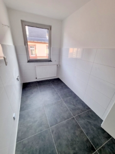 VERMIETET! Erstbezug nach komplett Renovierung! Kleine 3-Zimmerwohnung mit Wannenbad – zentral in Rödelheim