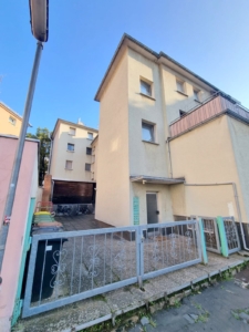 VERMIETET! Erstbezug nach komplett Renovierung! Kleine 3-Zimmerwohnung mit Wannenbad – zentral in Rödelheim