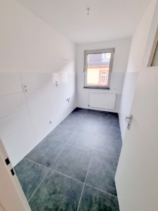 VERMIETET! Erstbezug nach komplett Renovierung! Kleine 3-Zimmerwohnung mit Wannenbad – zentral in Rödelheim