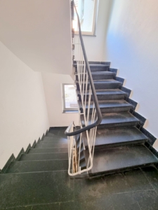 VERMIETET! Erstbezug nach komplett Renovierung! Kleine 3-Zimmerwohnung mit Wannenbad – zentral in Rödelheim