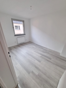 VERMIETET! Erstbezug nach komplett Renovierung! Kleine 3-Zimmerwohnung mit Wannenbad – zentral in Rödelheim