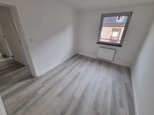 VERMIETET! Erstbezug nach komplett Renovierung! Kleine 3-Zimmerwohnung mit Wannenbad – zentral in Rödelheim