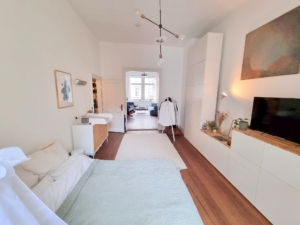 VERMIETET! Großzügige 4 Zimmer Altbauwohnung mit kl. Balkon und Wohnküche – im Szeneviertel am Bahnhof