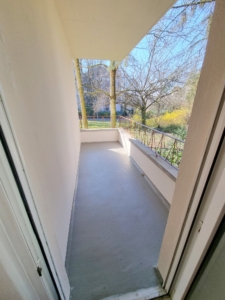 VERMIETET! Frisch renoviert 2022! Ruhige + gepflegte 2 Zimmer mit Balkon – direkt am Kettler Krankenhaus