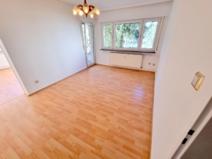 VERMIETET! Frisch renoviert 2022! Ruhige + gepflegte 2 Zimmer mit Balkon – direkt am Kettler Krankenhaus