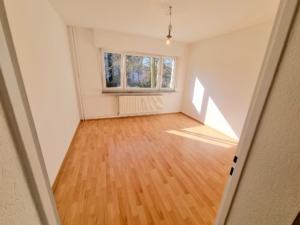 VERMIETET! Frisch renoviert 2022! Ruhige + gepflegte 2 Zimmer mit Balkon – direkt am Kettler Krankenhaus