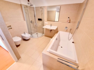 VERMIETET! Bester Skylineblick inkl. +Pool+Sauna im Haus! Schicke 3 Zimmer Wohnung mit Balkon – Top Lage Sachsenhausen