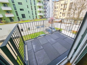 VERMIETET! Sonnige 2-Zimmer Wohnung mit 2 Balkonen, Parkett, Einbauküche + KFZ Platz mgl. – zentrale Ostend Lage