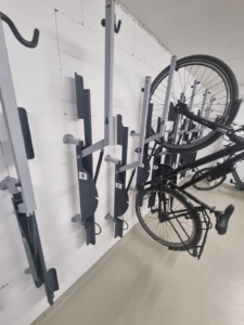 VERMIETET! Sonnige 2-Zimmer Wohnung mit 2 Balkonen, Parkett, Einbauküche + KFZ Platz mgl. – zentrale Ostend Lage