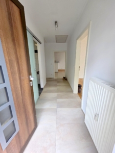 VERMIETET! Absolute Rarität! Ihr eigener 2 Zimmer Bungalow inkl. EBK + mit Freisitz im Hof + Parkplatz – ruhig + zentral in FFM -Bergen-Enkheim