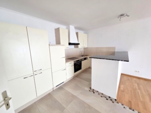 VERMIETET! Absolute Rarität! Ihr eigener 2 Zimmer Bungalow inkl. EBK + mit Freisitz im Hof + Parkplatz – ruhig + zentral in FFM -Bergen-Enkheim