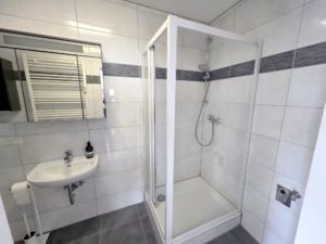 VERMIETET! Absolute Rarität! Ihr eigener 2 Zimmer Bungalow inkl. EBK + mit Freisitz im Hof + Parkplatz – ruhig + zentral in FFM -Bergen-Enkheim