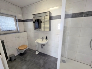 VERMIETET! Absolute Rarität! Ihr eigener 2 Zimmer Bungalow inkl. EBK + mit Freisitz im Hof + Parkplatz – ruhig + zentral in FFM -Bergen-Enkheim