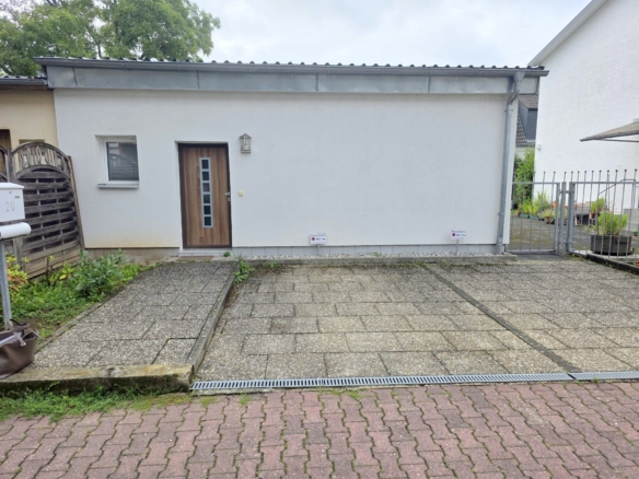 VERMIETET! Absolute Rarität! Ihr eigener 2 Zimmer Bungalow inkl. EBK + mit Freisitz im Hof + Parkplatz – ruhig + zentral in FFM -Bergen-Enkheim