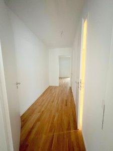 VERMIETET! Sonnige 2-Zimmer Wohnung mit 2 Balkonen, Parkett, Einbauküche + KFZ Platz mgl. – zentrale Ostend Lage