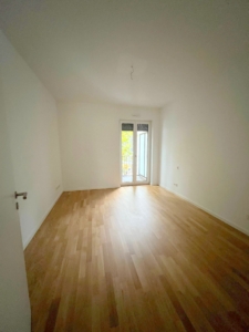VERMIETET! Sonnige 2-Zimmer Wohnung mit 2 Balkonen, Parkett, Einbauküche + KFZ Platz mgl. – zentrale Ostend Lage