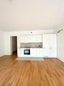 VERMIETET! Sonnige 2-Zimmer Wohnung mit 2 Balkonen, Parkett, Einbauküche + KFZ Platz mgl. – zentrale Ostend Lage