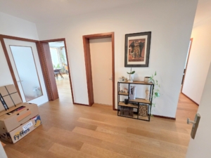 VERMIETET! Bester Skylineblick inkl. +Pool+Sauna im Haus! Schicke 3 Zimmer Wohnung mit Balkon – Top Lage Sachsenhausen