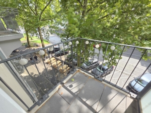 VERMIETET! Sonnige 2-Zimmer Wohnung mit 2 Balkonen, Parkett, Einbauküche + KFZ Platz mgl. – zentrale Ostend Lage