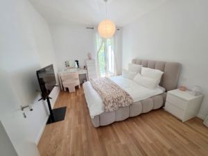 VERMIETET! Sonnige 2-Zimmer Wohnung mit 2 Balkonen, Parkett, Einbauküche + KFZ Platz mgl. – zentrale Ostend Lage